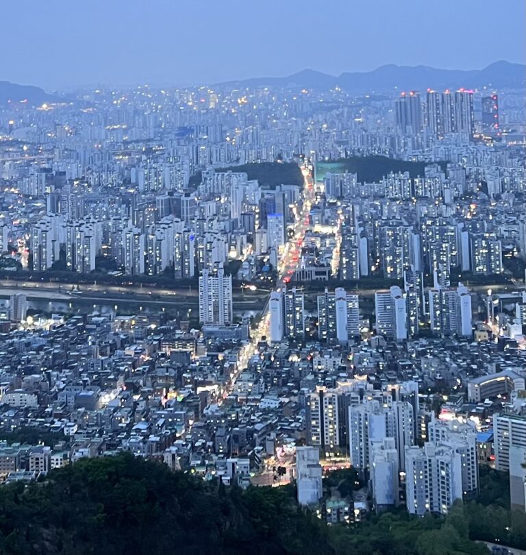 Nam rửa bát, Nữ chạy hol